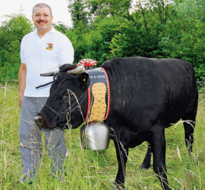 Cossonay – La vache et le cuisinier, 200 convives à la fête des 16 ans du restaurant « Le Brûlot »