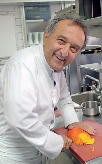 À notre demande, Carlo Crisci crée la sauce Cossonayse pour les pâtes !