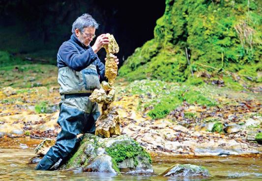 Jean-Paul Gobet et ses statues éphémères. L’équilibre est une source de beauté