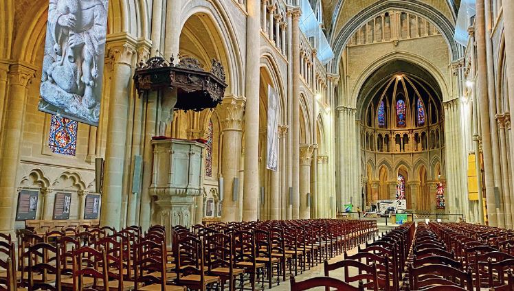 Cathédrale de Lausanne, chaises et bancs à vendre, vendredi 4 mars de 9h à 16h.